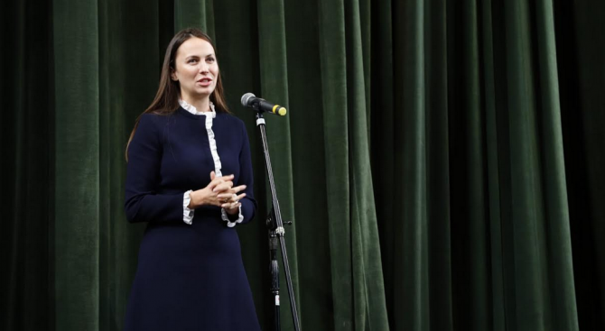 Българският евродепутат от ГЕРБ/ЕНП Ева Майдел подари на великотърновци оперетата