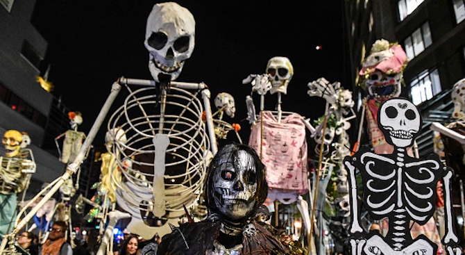 Десетки хиляди се включиха в ежегодния парад по случай Хелоуин