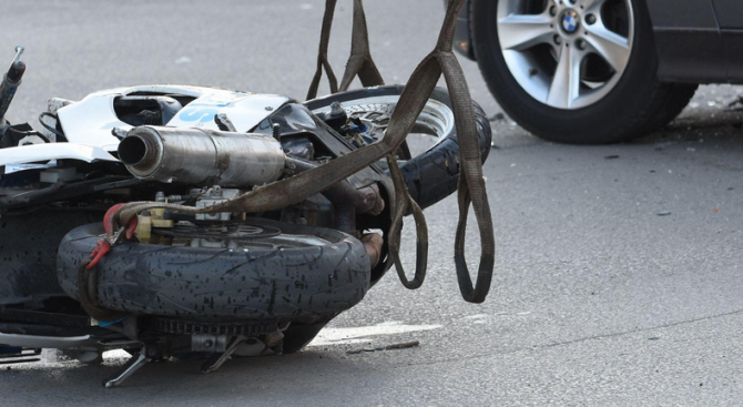 Мотоциклетист е пострадал при катастрофа край жп прелез на бул.