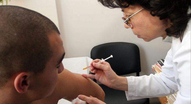 Пациенти сигнализират, че противогрипните ваксини са свършили. При по-упорито търсене