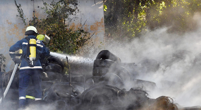 Огнеборци гасят пожар в регионалното депо за отпадъци край Русе.