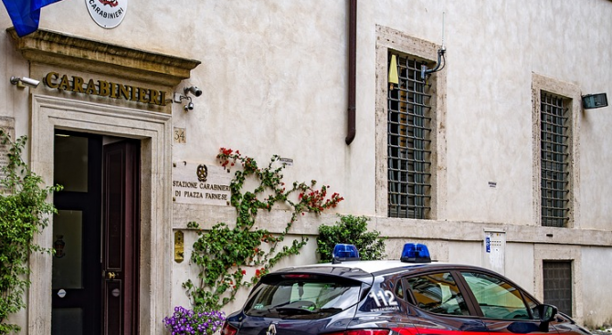 Служители на пощенски клон в Италия бяха държани за заложници