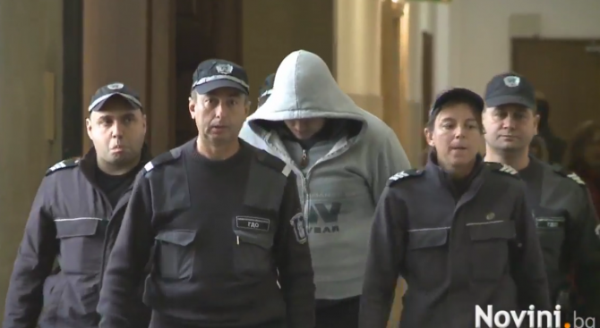 26-годишният Викторио Александров дойде в съда с пранги на краката,