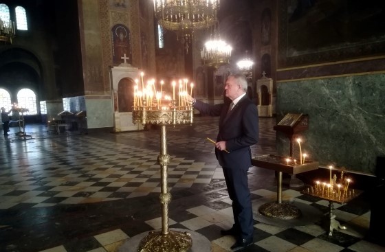 Председателят на ПП АБВ Румен Петков запали свещ в памет