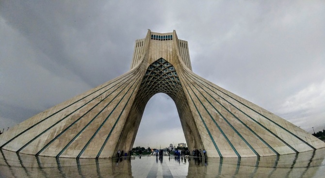 Американските санкции и условия, наложени на Техеран, са "абсурдни, незаконни