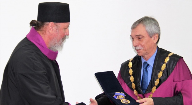 Струмишкият митрополит Наум е новият почетен доктор на Великотърновския университет.