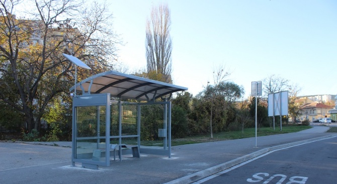 Две модерни автобусни спирки са монтирани в района на залата