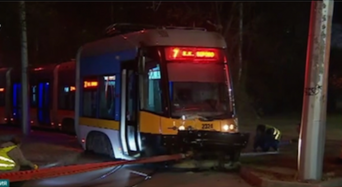 Тежък инцидент с трамвай стана в столицата в късно снощи.