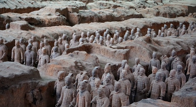 Китайски археолози при разкопки на гробница на около 2100 години