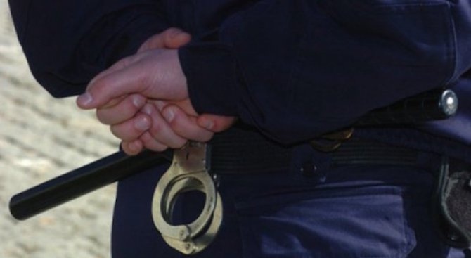 39-годишен дилър на наркотици е задържан при спецакция на служители