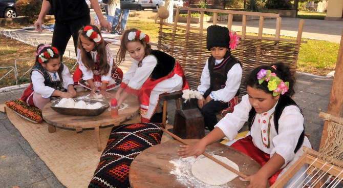 Приблизително 3 000 са фестивалите в България, като всяка година