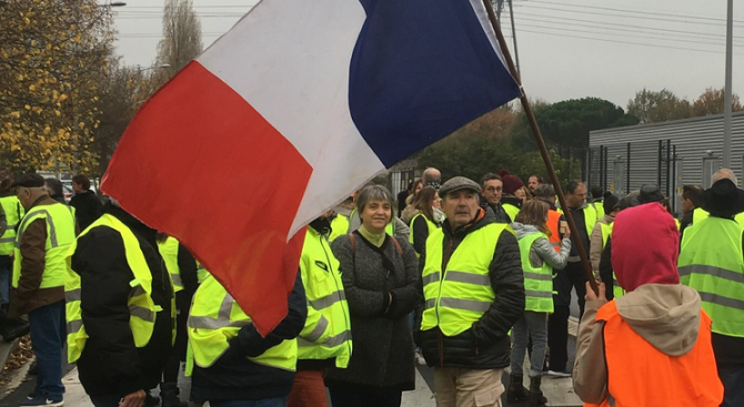 Демонстриращи срещу покачването на цените на горивата във Франция се
