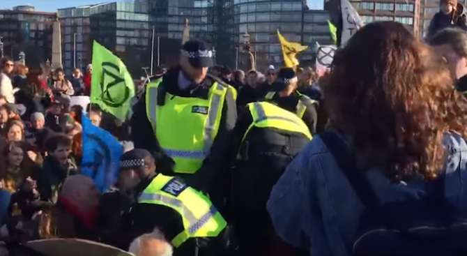 Стотици хора блокираха мостове в Лондон в знак на протест