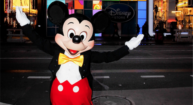 Легендарната мишка на "Дисни" Мики Маус става на 90 години,