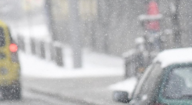 Сняг вали във високите части на Смолянска област, но не