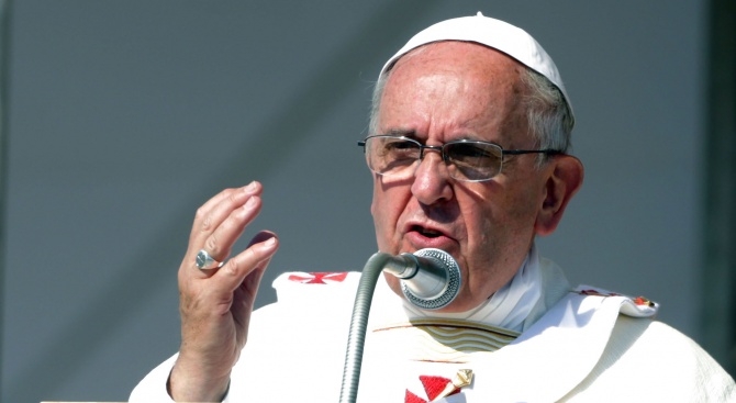 Папа Франциск каза, че се моли за жертвите на пожарите