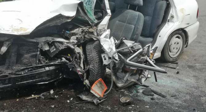 Един човек е тежко ранен при катастрофа с български автомобил