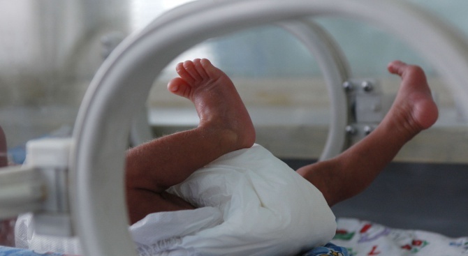 Бебе с тегло едва 570 грама се роди във варненската