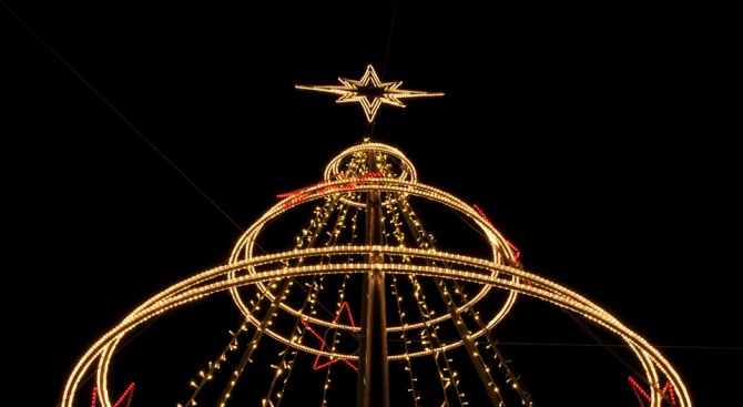 Коледната украса на централната алея в Кюстендил ще светне в