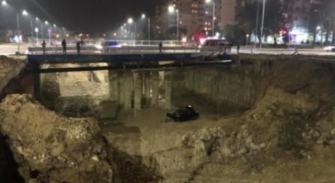 Във Варна лек автомобил падна от близо 10 метра височина