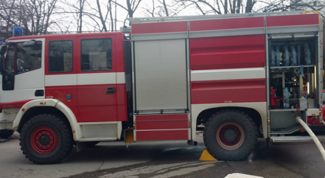 Късо съединение в ел. табло подпали магазин в Сливен, съобщават