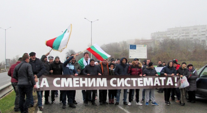 Протест блокира за кратко движението към ГКПП „Дунав мост“ днес