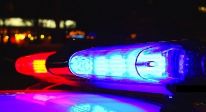 Полицията издирва автомобил, ударил двайсет и шест годишен мъж в