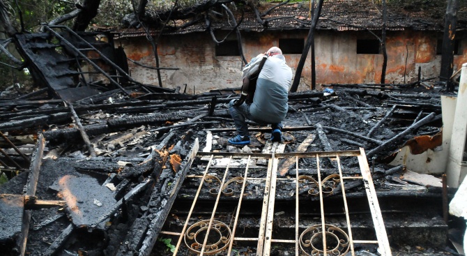Пострадалите семейства от пожара в Момчиловци вече имат покрив над
