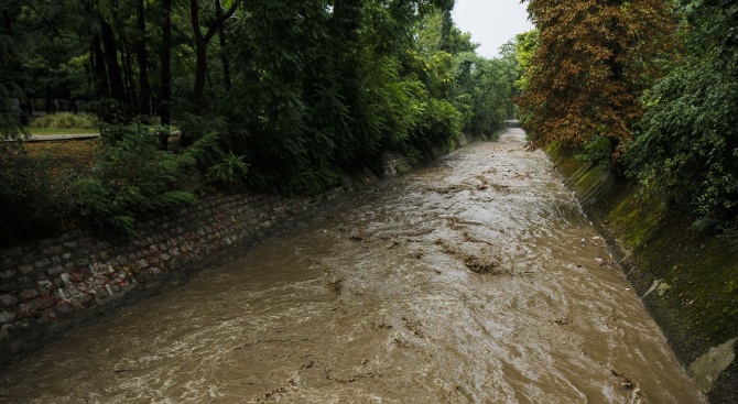 Синоптиците предупреждават за опасност от порои и наводнения в следващите