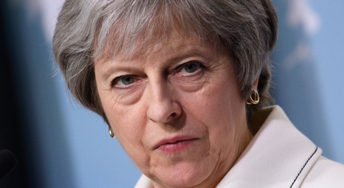 Британската министър-председателка Тереза Мей хвърли ръкавица на лидера на опозиционната