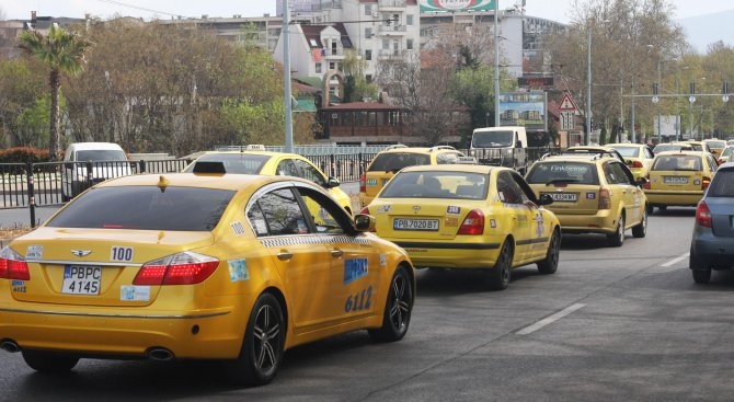 Столичните таксиметрови шофьори излизат на протест пред общината утре на