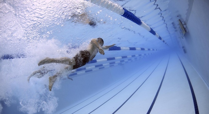 Деца с увреждания се включиха в международно състезание по плуване.