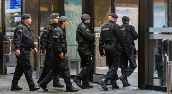 Полицаи нахлуха в централния офис на Deutsche Bank във Франкфурт