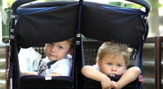 Нагла кражба на бебешка количка за близнаци. Открадната е от