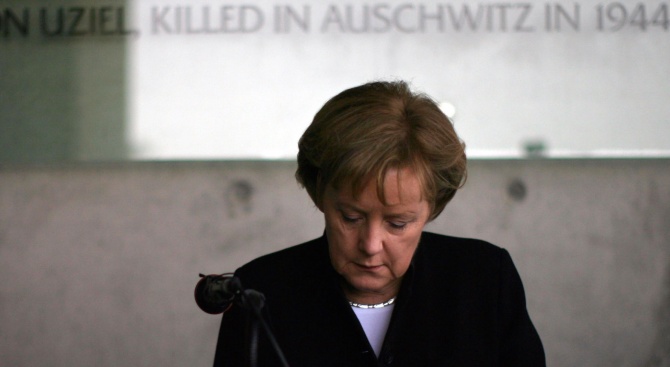 Германският канцлер Ангела Меркел отдаде почит на починалия снощи бивш