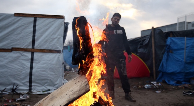 Един човек е загинал при пожар в лагер за имигранти