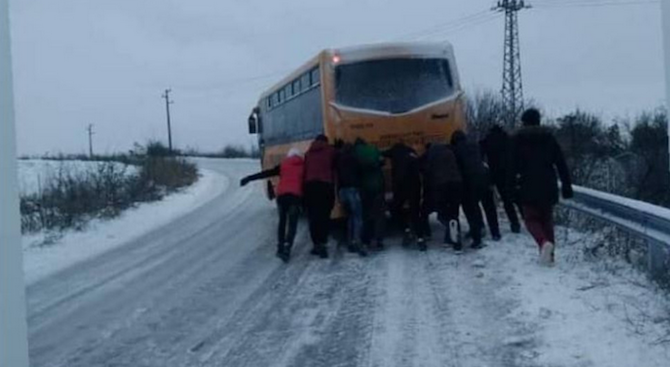 Взети са спешни мерки по опесъчаването на селските пътища в