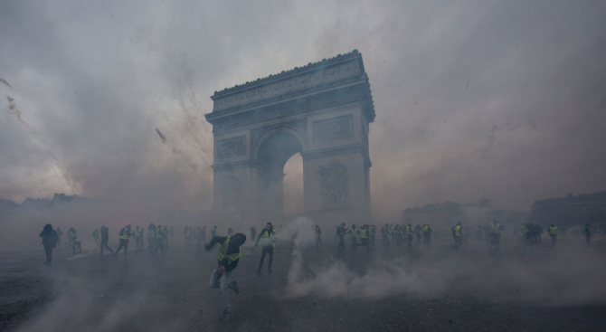 Паметници на културата станаха жертви на сблъсъците в Париж между