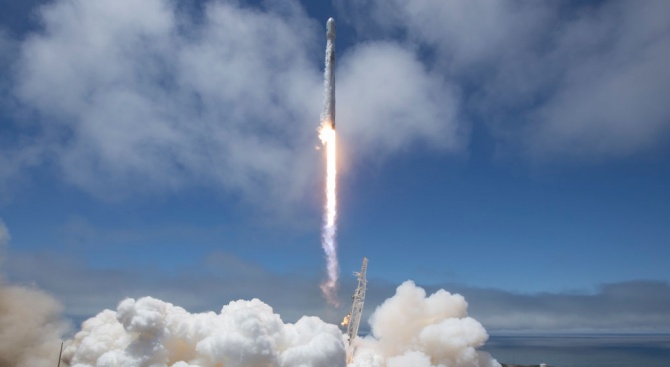 SpaceX изведе в околоземна орбита рекордните 64 мини спътника, предаде