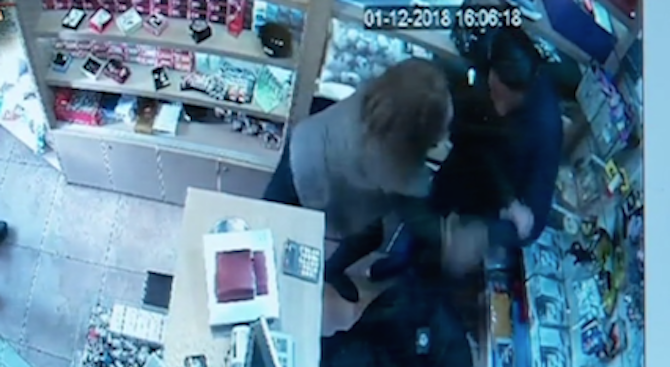 Продавачка в столичен магазин прогони нагли крадци. Влязоха две момчето