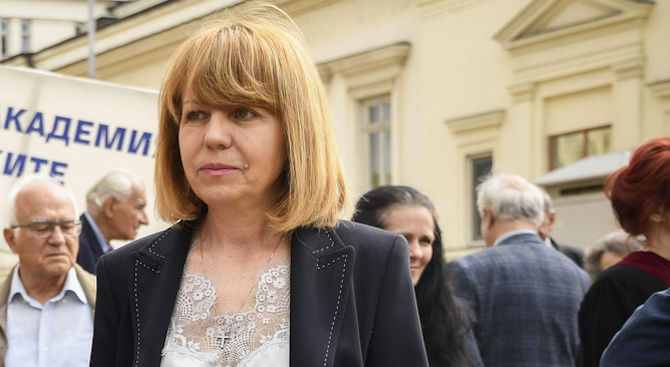 Кметът на София Йорданка Фандъкова коментира пред журналисти в Министерски