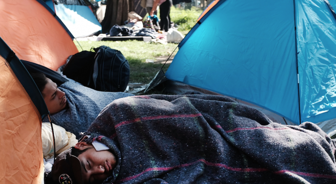 Днес започна отстраняването на импровизирания палатков лагер на мигранти в
