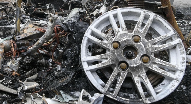 400 гуми втора употреба изгоряха при пожар, възникнал в търговски