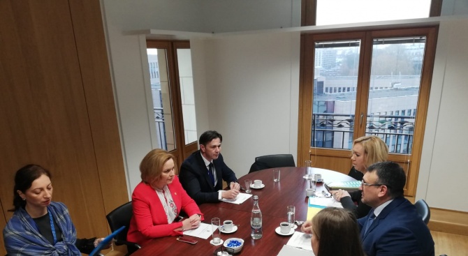 Младен Маринов разговаря с Кармен Дан, министър на вътрешните работи