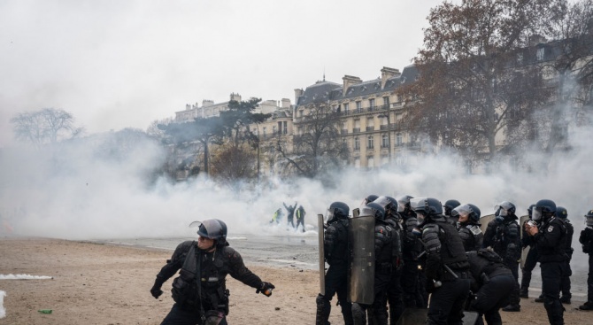 Опасявайки се от нови безредици, премиерът на Франция обеща "изключителни"