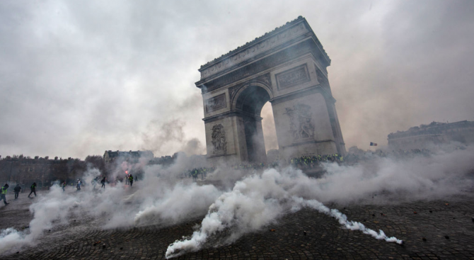 Протестите във Франция са икономическа катастрофа. Това каза финансовият министър