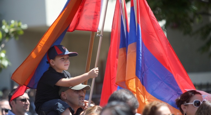 Предсрочните парламентарни избори в Армения узакониха лидерството на изпълняващия длъжността
