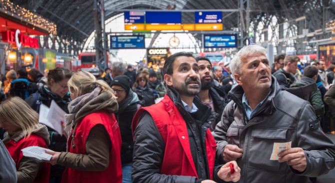 Хиляди пътници останаха блокирани на гари в Германия днес заради
