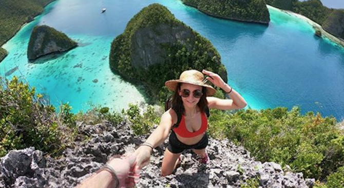 Нина Добрев се наслаждава на екзотична ваканция в Индонезия, обградена