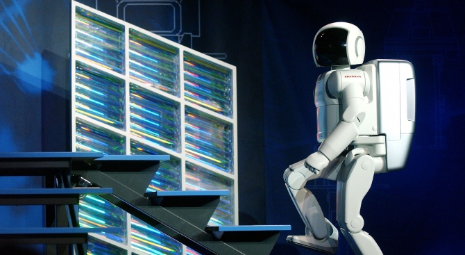 Вискотехнологичен робот показан на руски форум се оказва мъж в